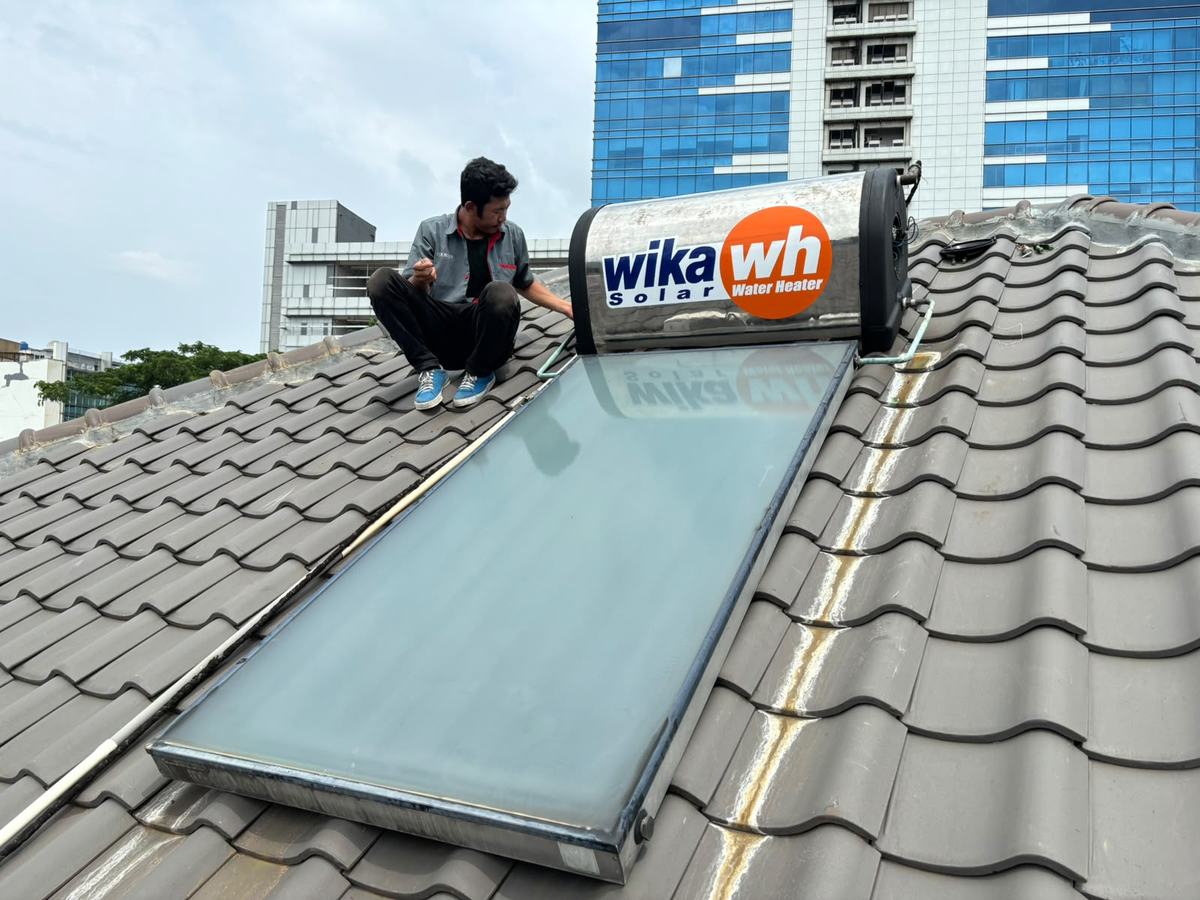 Teknisi Spesialis Wika Water Heater Sedang Melakukan Pengecekan Unit di Atap